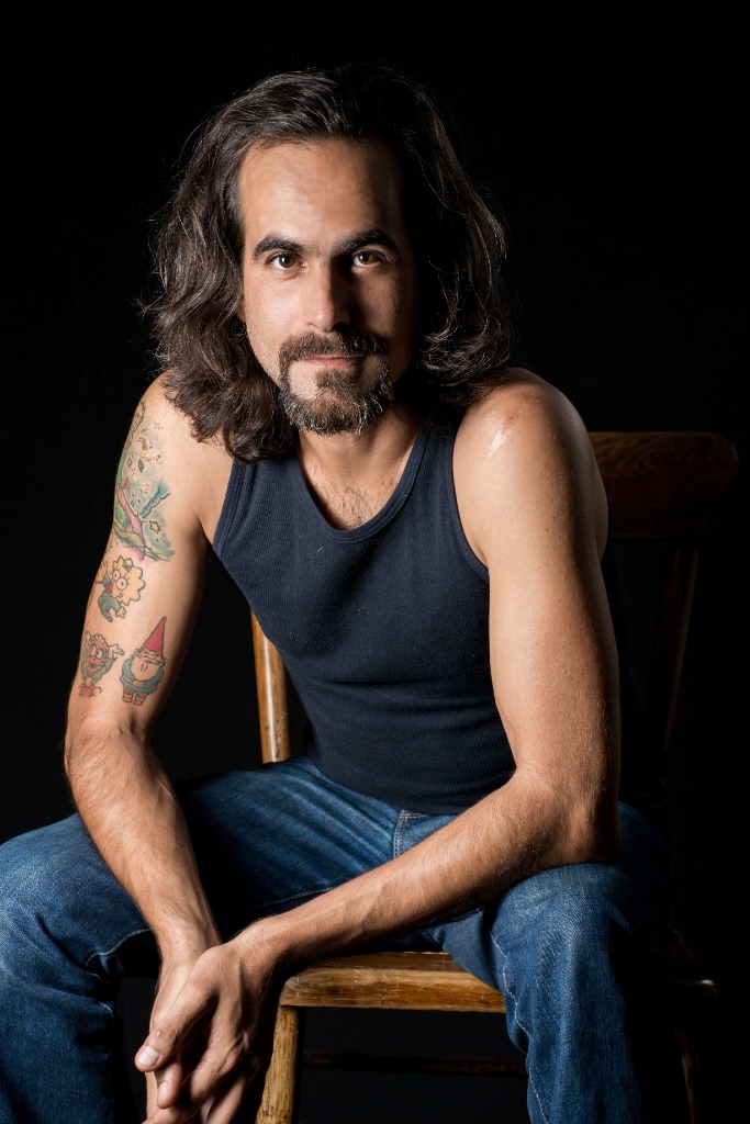 Raúl Capote - Cuerpo entero, pelo largo, tatuajes