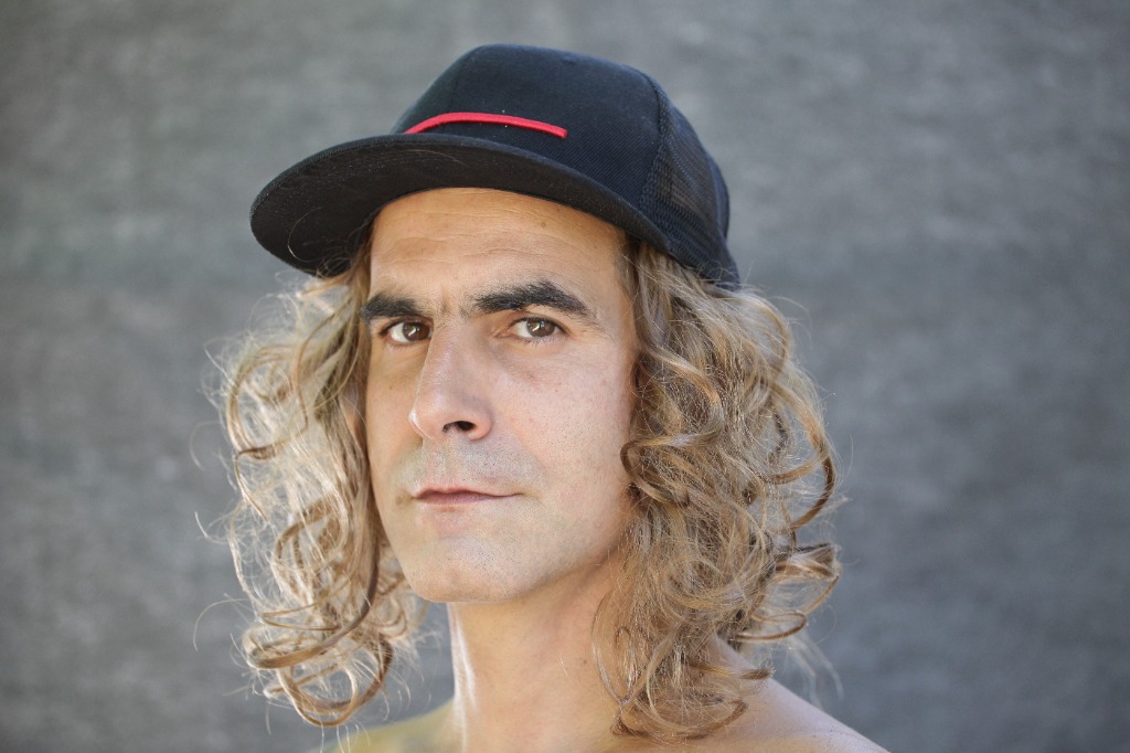 Raúl Capote - Look surfer, gorra