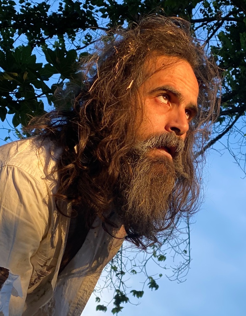 Raúl Capote - Look dramático, abrigo