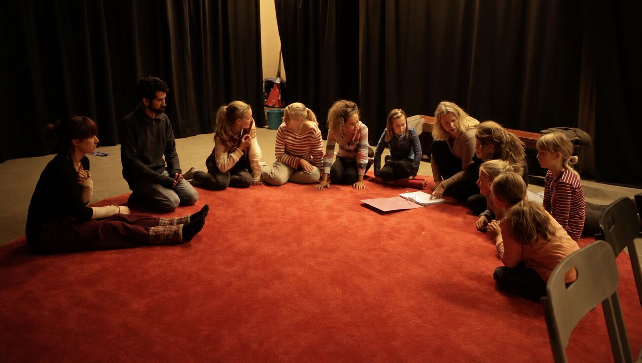 Trabajo en círculo en un taller de teatro