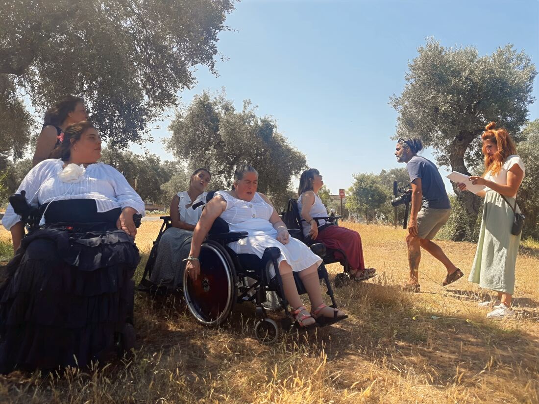 Una sesión de taller al aire libre, entre olivos